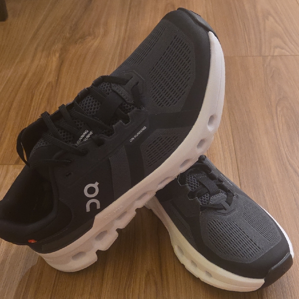 NWOT Women's On Cloud Runner 2 Shoes Black And White, Size 9